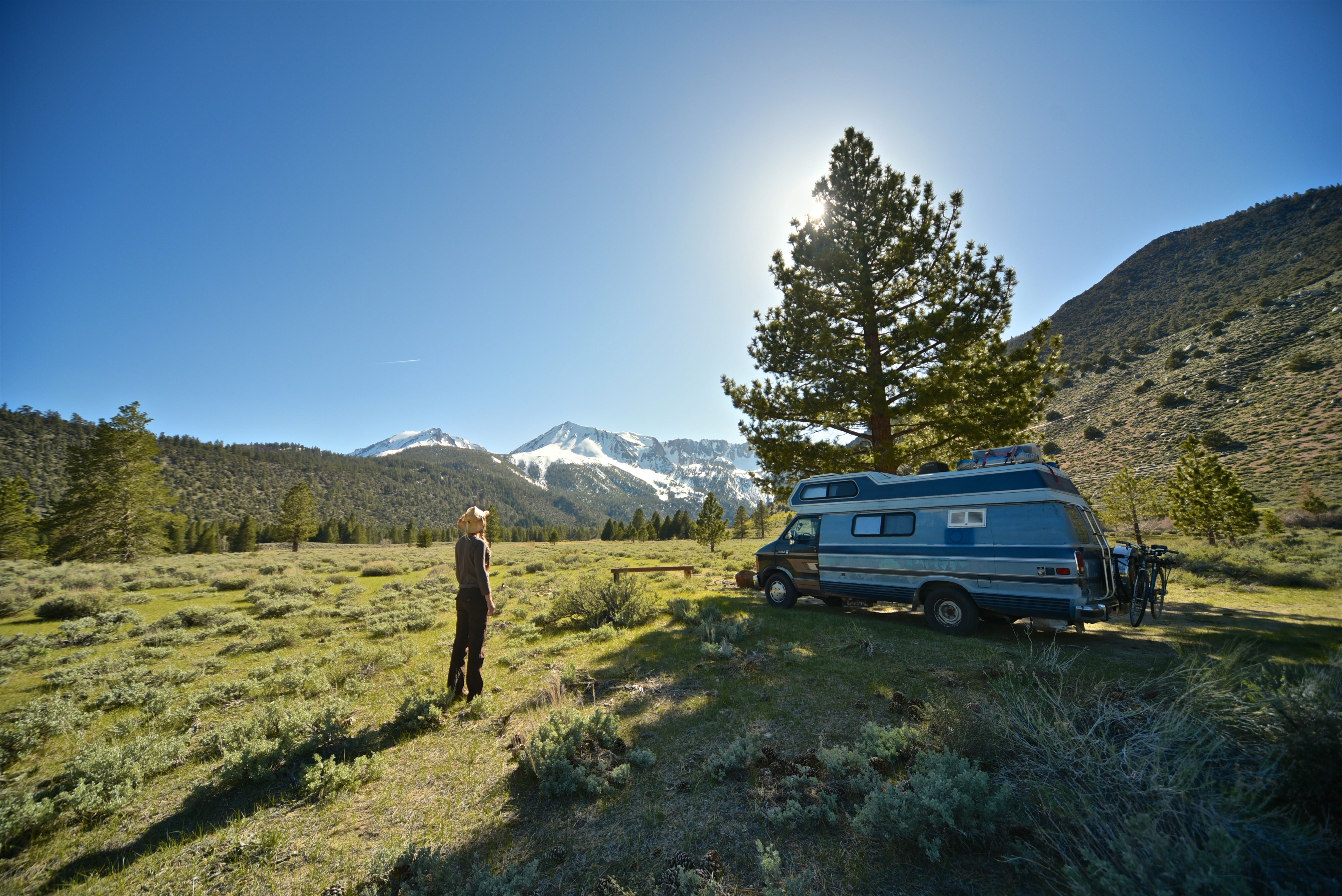 Road trip preparation checklist for cars, vans, and motorhomes including tire check, battery test, emergency kit, and vehicle maintenance tools.