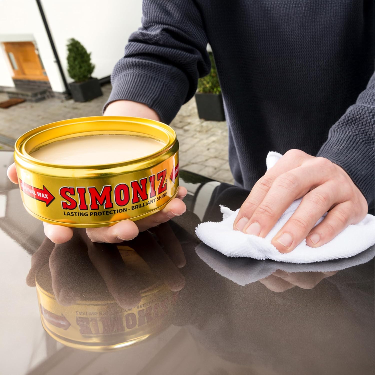Simoniz car wax 150g, restores shine, protects paint finish.