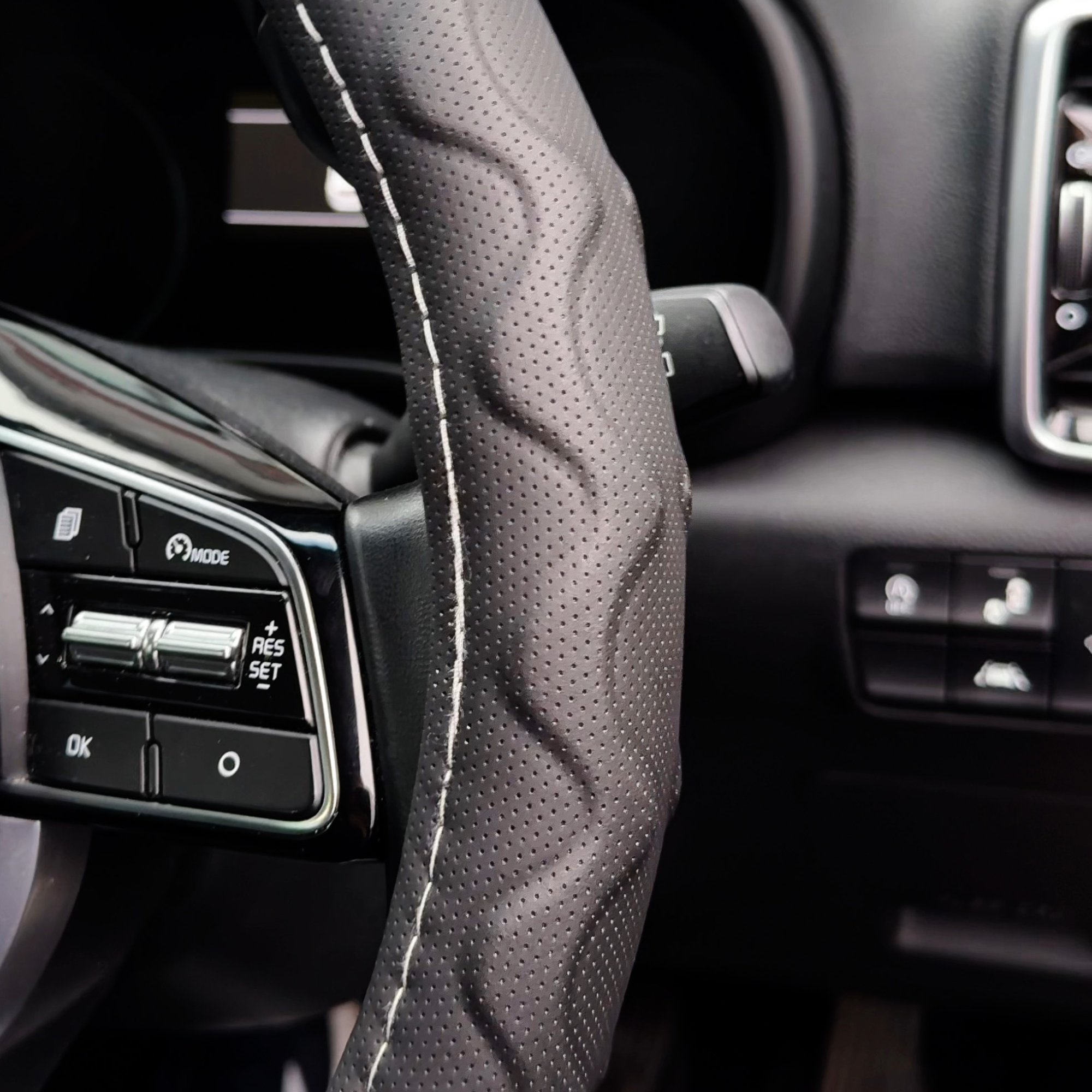 Sports Grip Black & White Steering Wheel Cover; anti-slip, comfortable cover for cars and vans