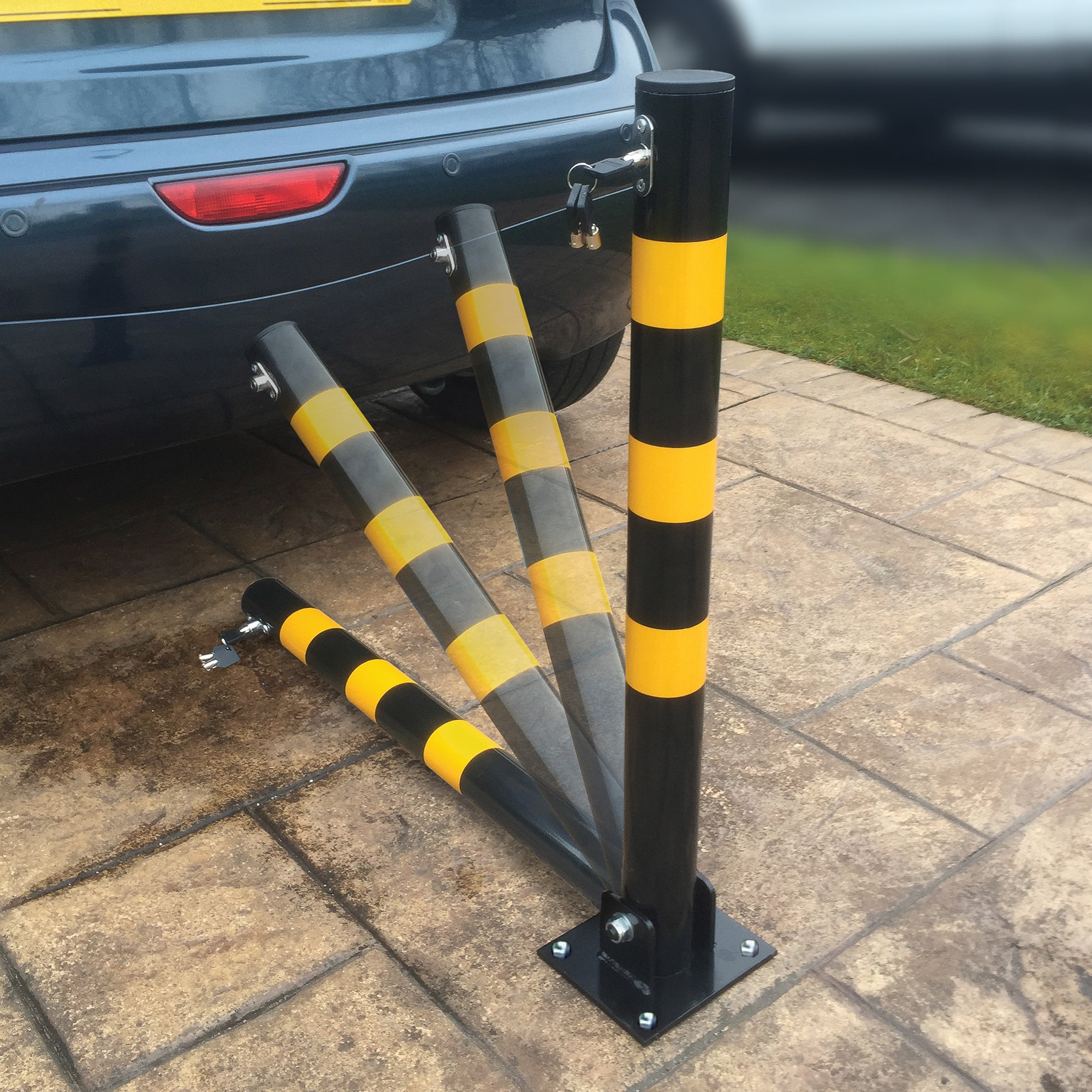 Streetwize Folding Parking Post (Round) W/ Bolts